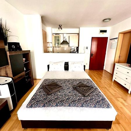 City Center Apartment With Balcony Budapest Bagian luar foto