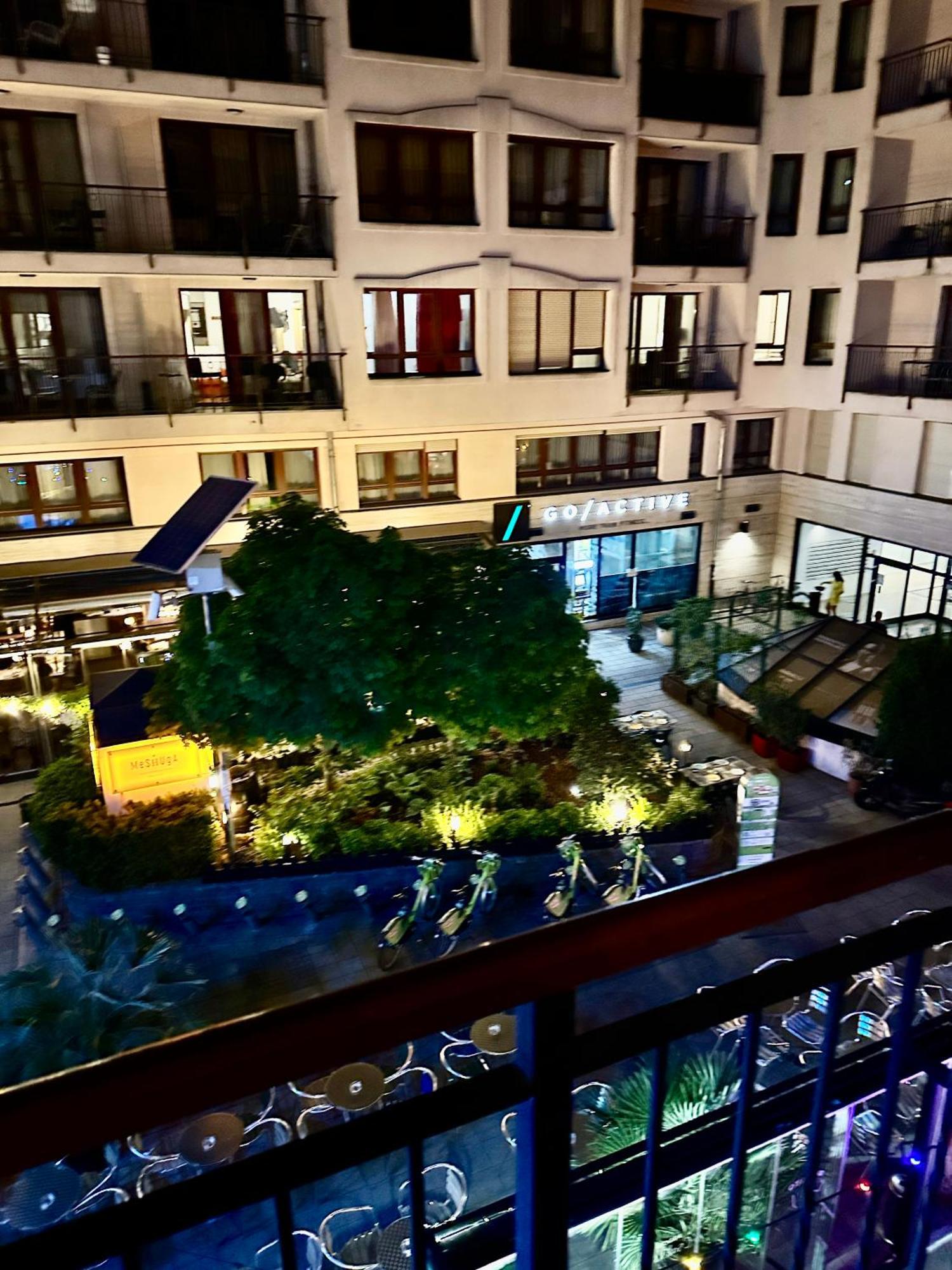 City Center Apartment With Balcony Budapest Bagian luar foto