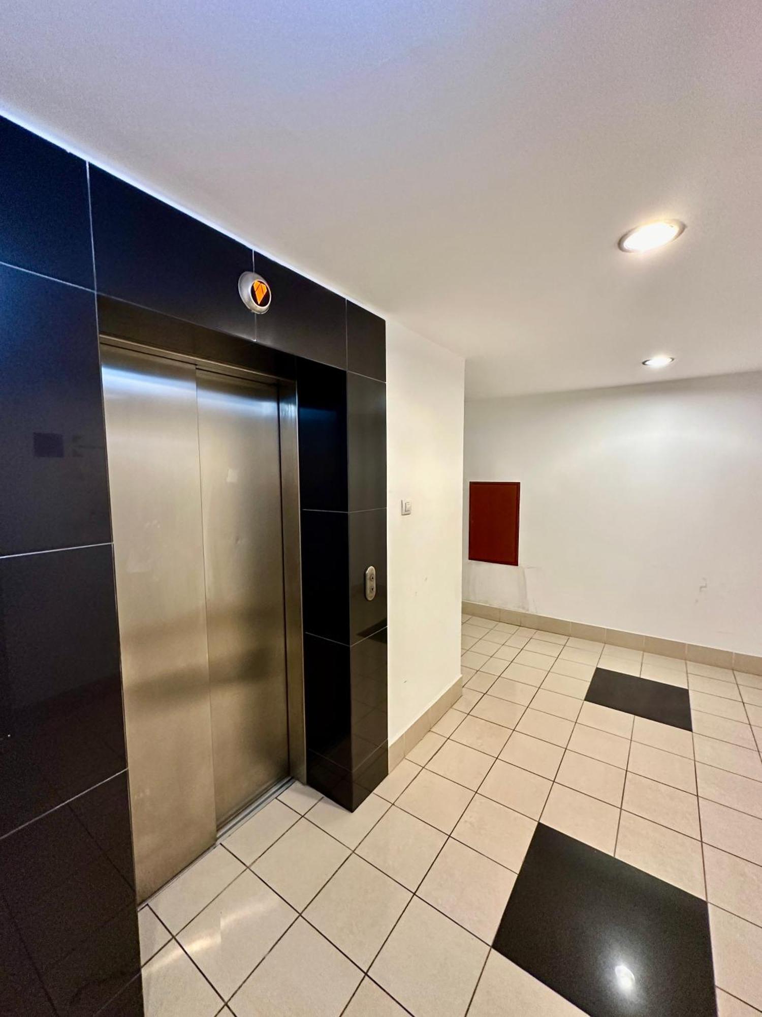 City Center Apartment With Balcony Budapest Bagian luar foto