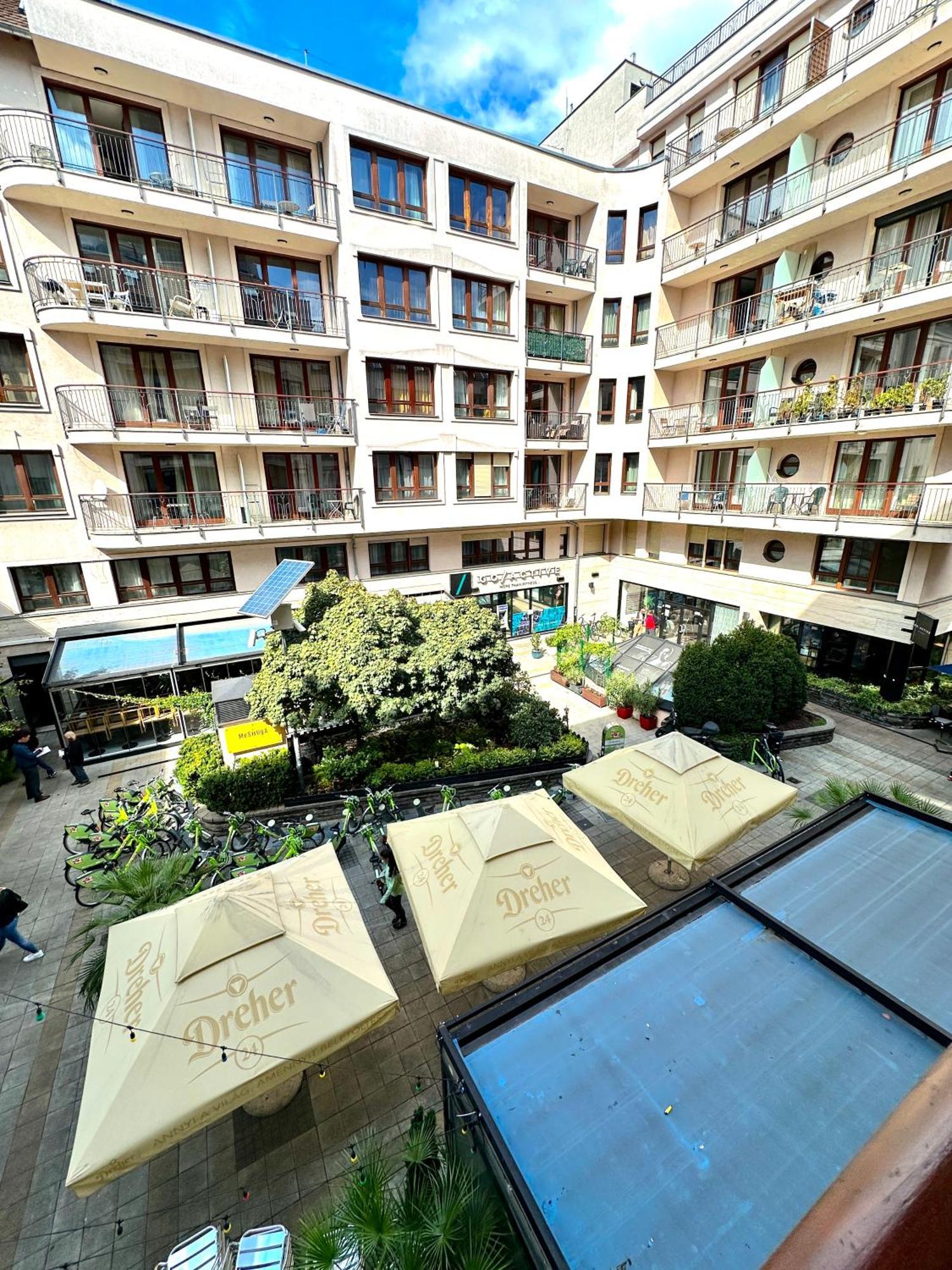 City Center Apartment With Balcony Budapest Bagian luar foto