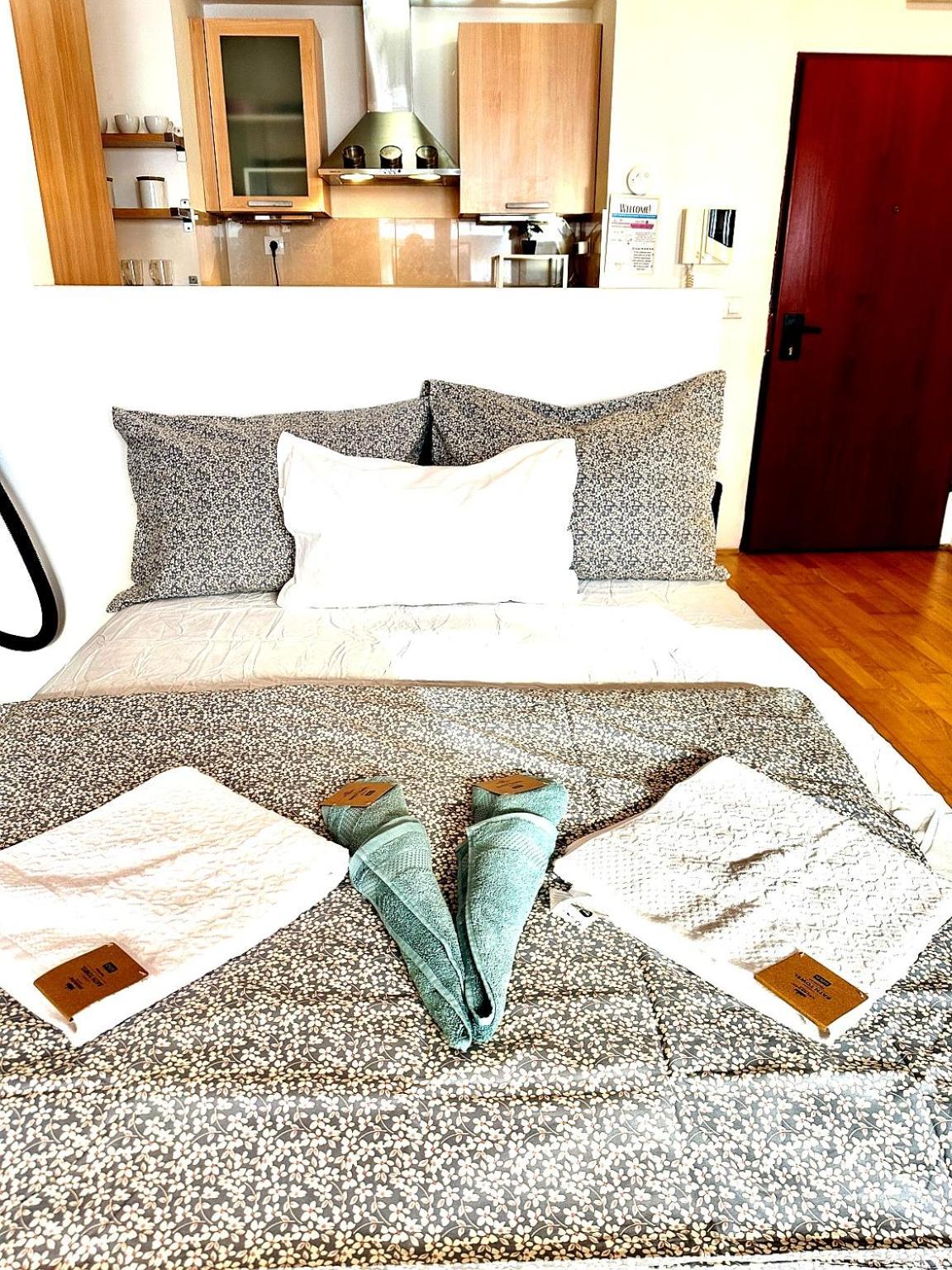 City Center Apartment With Balcony Budapest Bagian luar foto