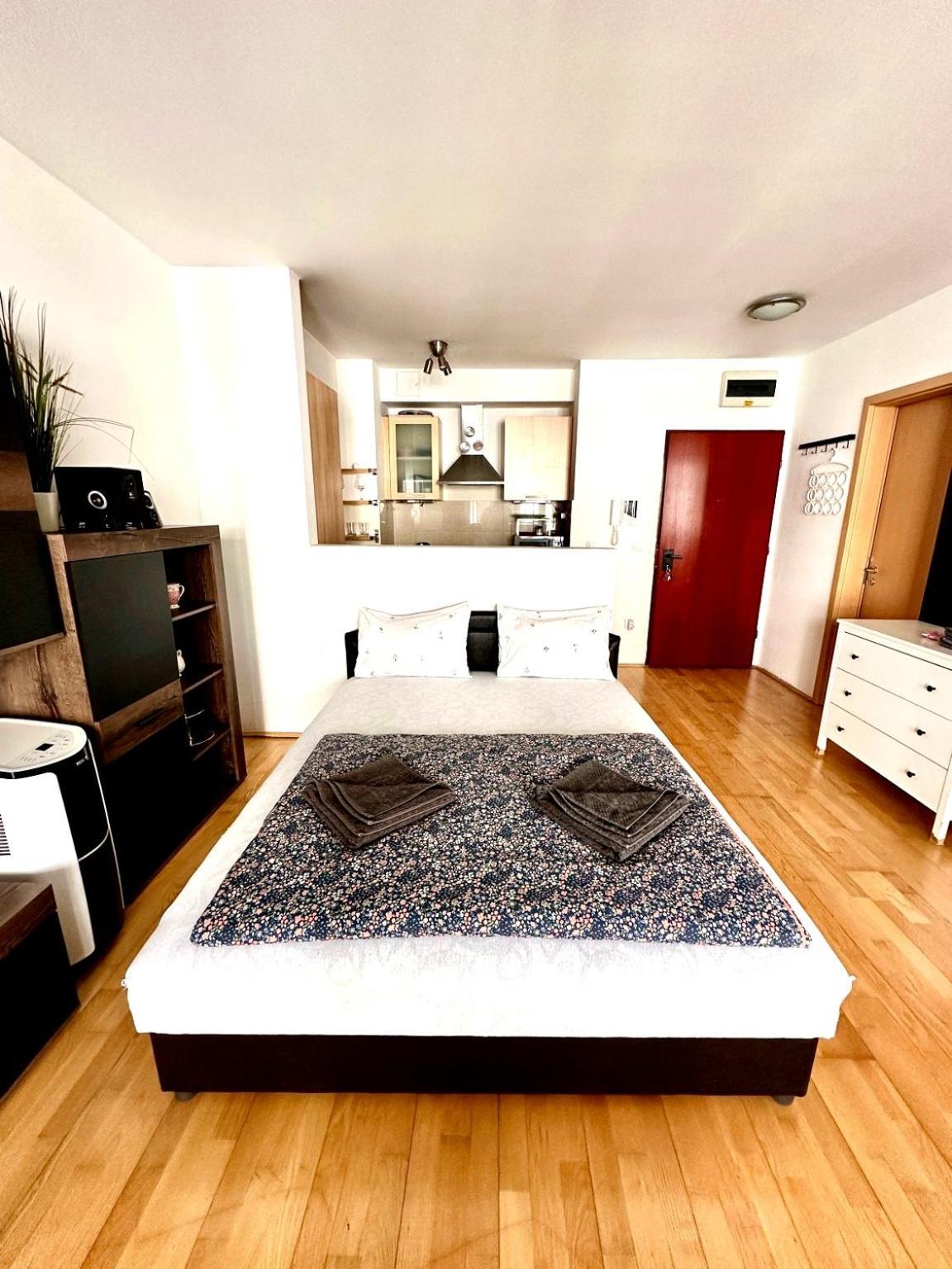 City Center Apartment With Balcony Budapest Bagian luar foto