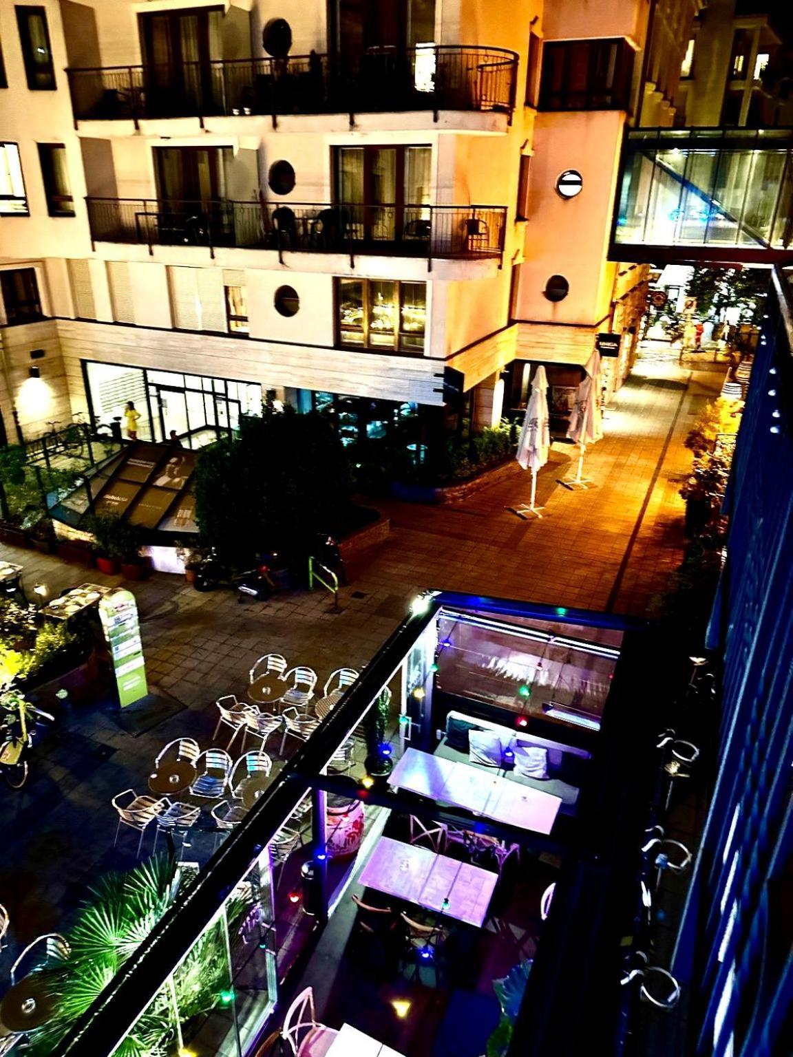 City Center Apartment With Balcony Budapest Bagian luar foto