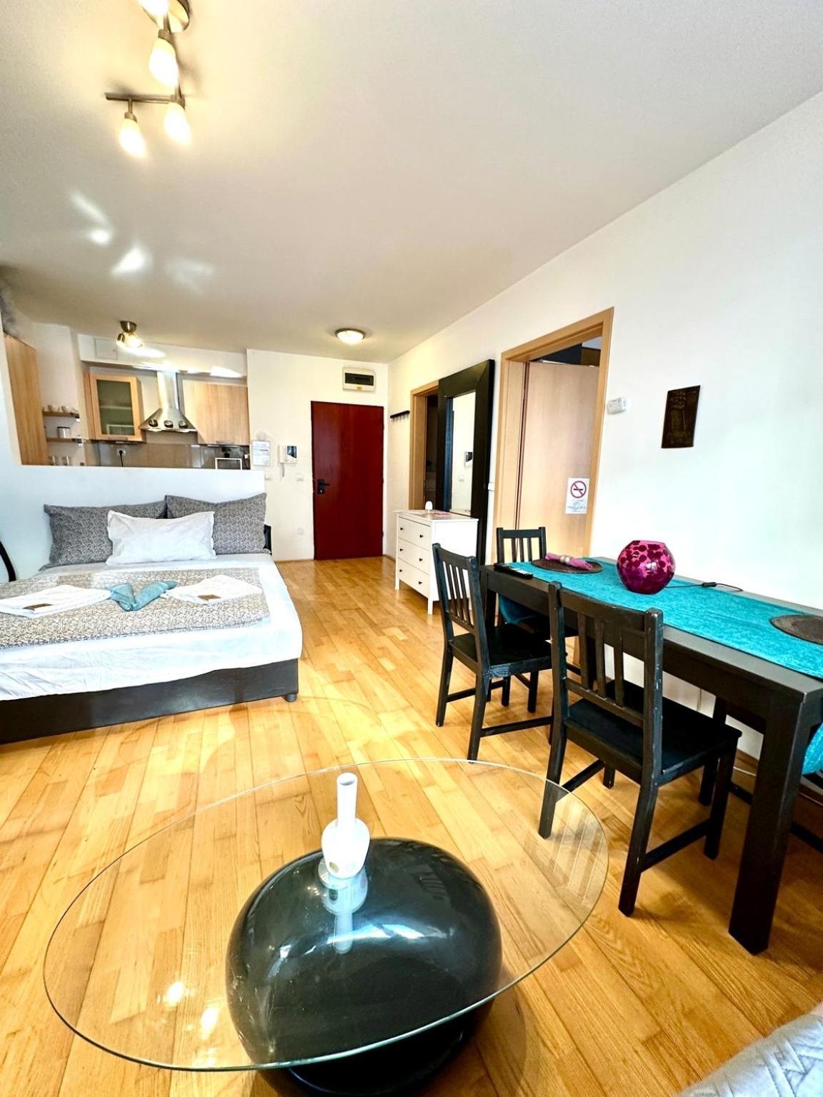 City Center Apartment With Balcony Budapest Bagian luar foto