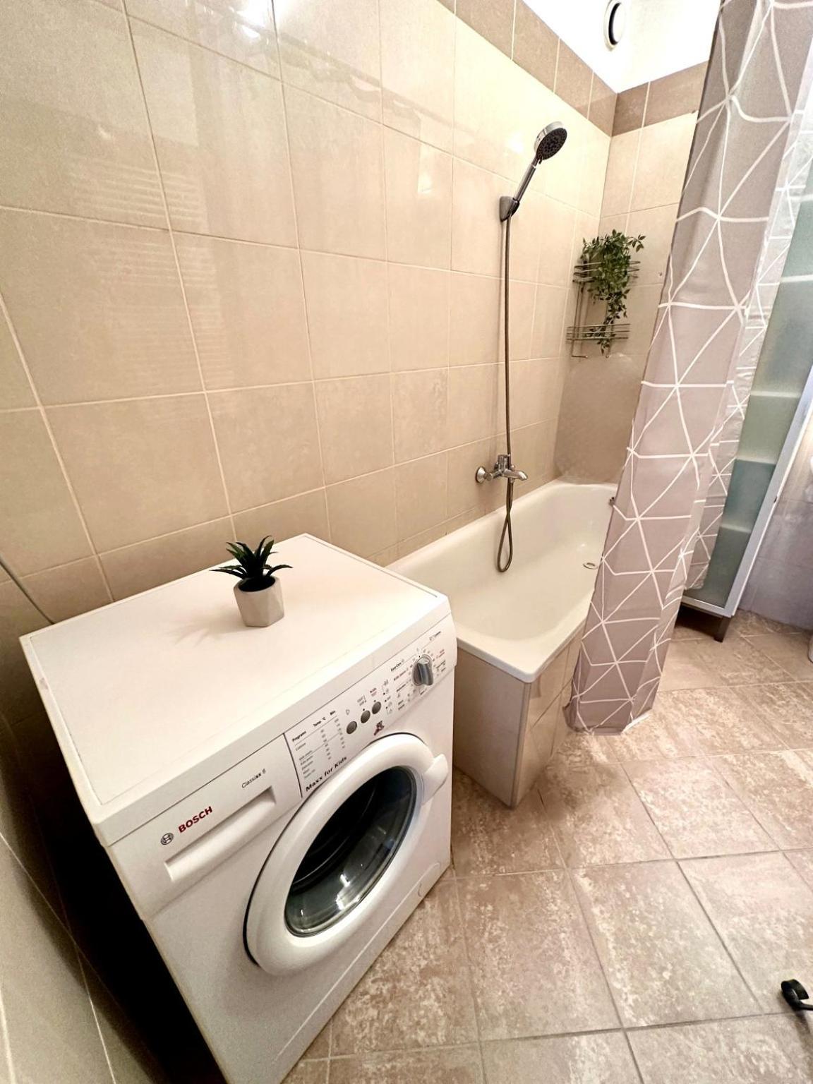 City Center Apartment With Balcony Budapest Bagian luar foto