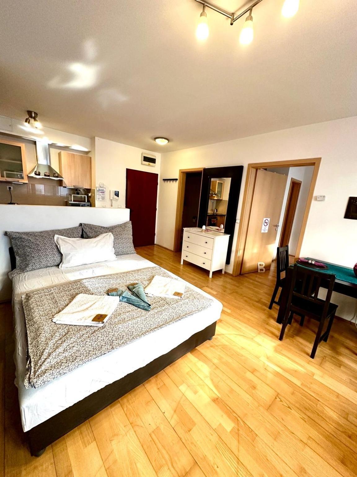 City Center Apartment With Balcony Budapest Bagian luar foto