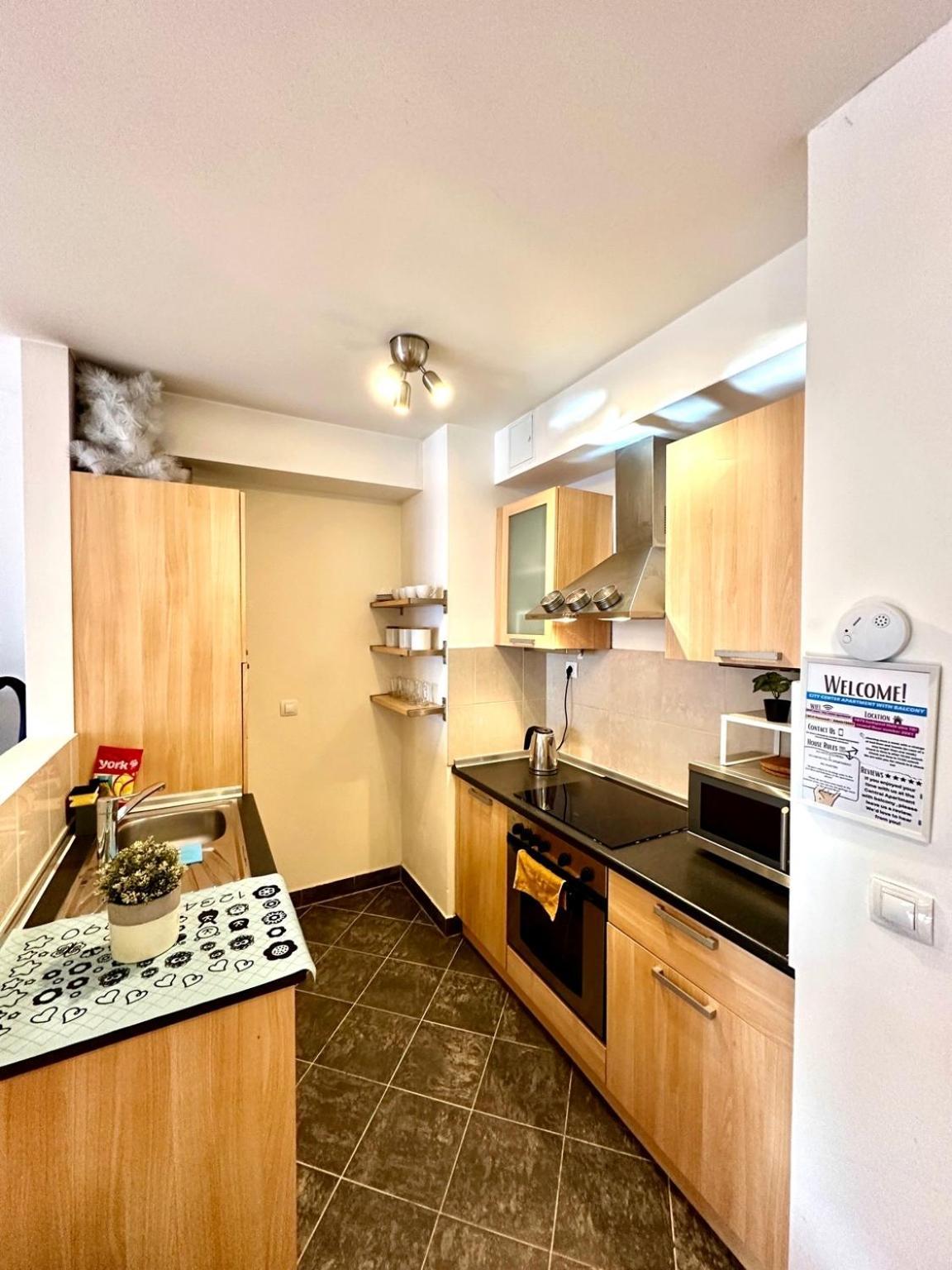 City Center Apartment With Balcony Budapest Bagian luar foto