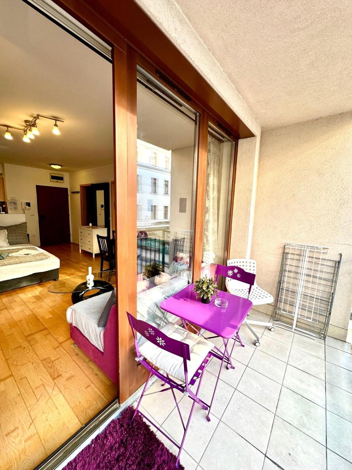 City Center Apartment With Balcony Budapest Bagian luar foto
