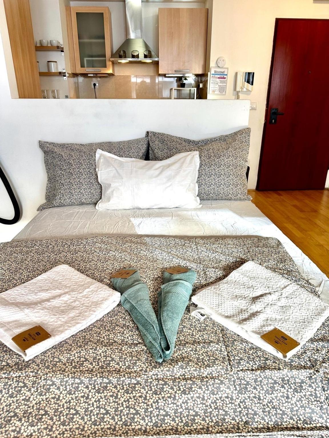 City Center Apartment With Balcony Budapest Bagian luar foto
